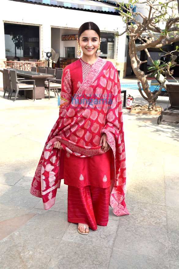 varun dhawan and alia bhatt snapped promoting their film kalank 3
