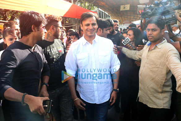 vivek oberoi visits siddhivinayak temple to seek blessings for his film pm narendra modi 4