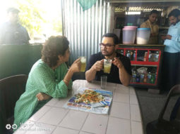 This picture of Aamir Khan and Kiran Rao enjoying street food and relishing sugarcane juice like a commoner will make you respect him even more!
