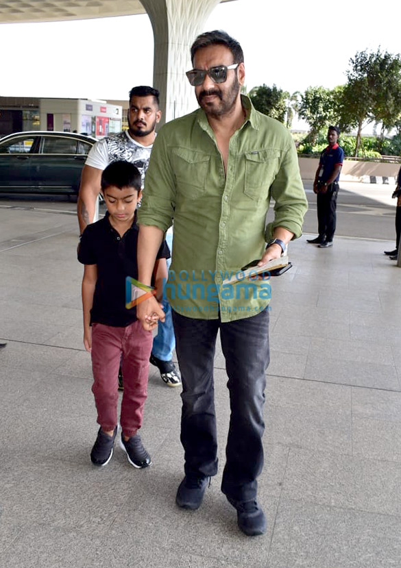 ajay devgn snapped at the airport 4 3