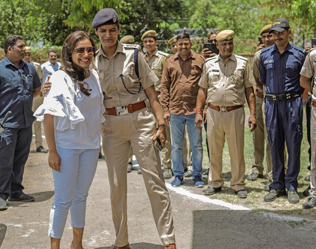 Amid filming for Mardaani 2, Rani Mukerji meets the police force at Kota! Amid filming for Mardaani 2, Rani Mukerji meets the police force at Kota!
