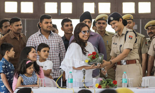 Amid filming for Mardaani 2, Rani Mukerji meets the police force at Kota! Amid filming for Mardaani 2, Rani Mukerji meets the police force at Kota!