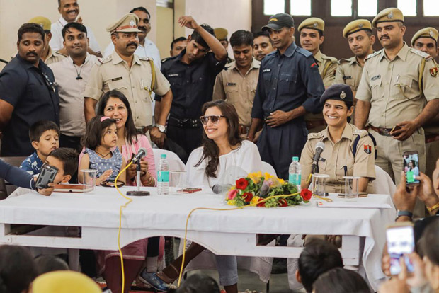 Amid filming for Mardaani 2, Rani Mukerji meets the police force at Kota! Amid filming for Mardaani 2, Rani Mukerji meets the police force at Kota!