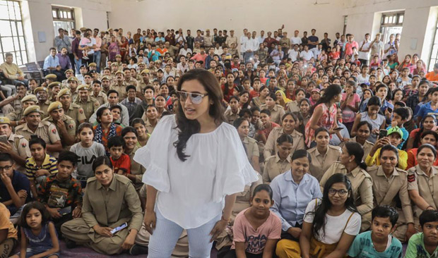 Amid filming for Mardaani 2, Rani Mukerji meets the police force at Kota! Amid filming for Mardaani 2, Rani Mukerji meets the police force at Kota!