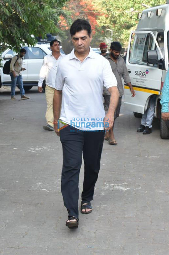 celebs snapped at ajay devgns house arriving to pay their condolence 124