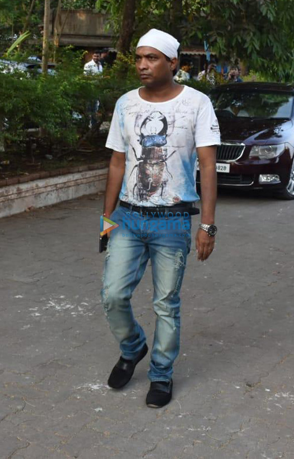 celebs snapped at ajay devgns house arriving to pay their condolence 136