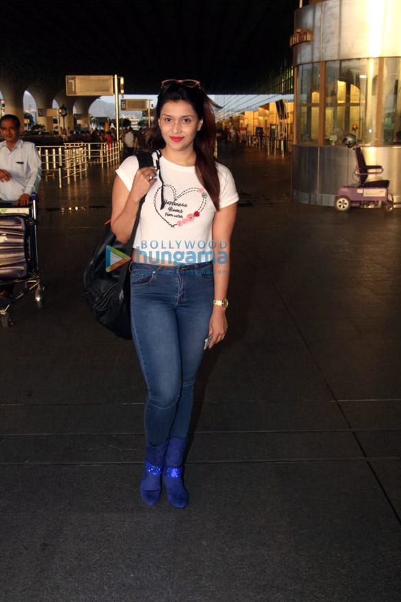 deepika padukone kriti sanon and mannara chopra snapped at the airport 3