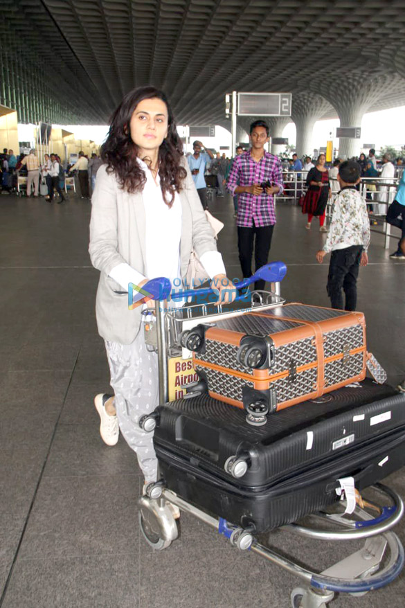 deepika padukone tiger shroff tara sutaria and others snapped at the airport3 3