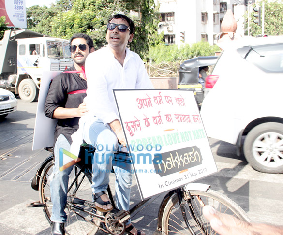 inaamulhaq sharib hashmi promote nakkash on cycle in mumbai 6