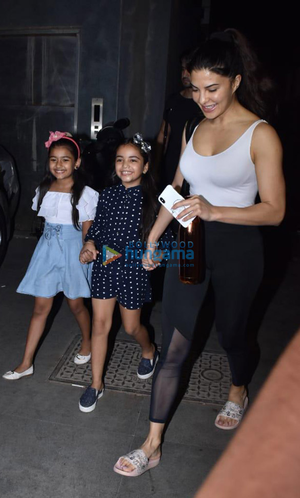 jacqueline fernandez snapped at mukesh chhabras office in juhu 1 2