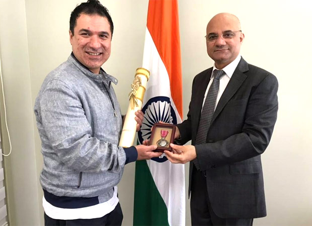Kader Khan’s son collects his father’s Padma Shri in Toronto Kader Khan’s son collects his father’s Padma Shri in Toronto