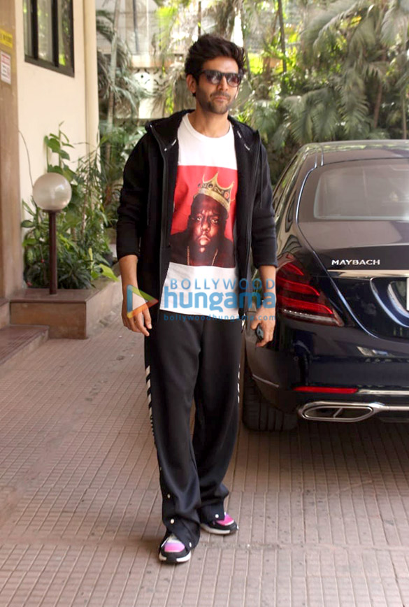 kartik aaryan spotted at kwans office in andheri 1
