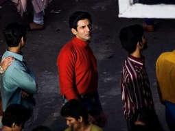 LEAKED PHOTOS: Kartik Aaryan looks handsome in red on the sets of Love Aaj Kal 2 in Mumbai