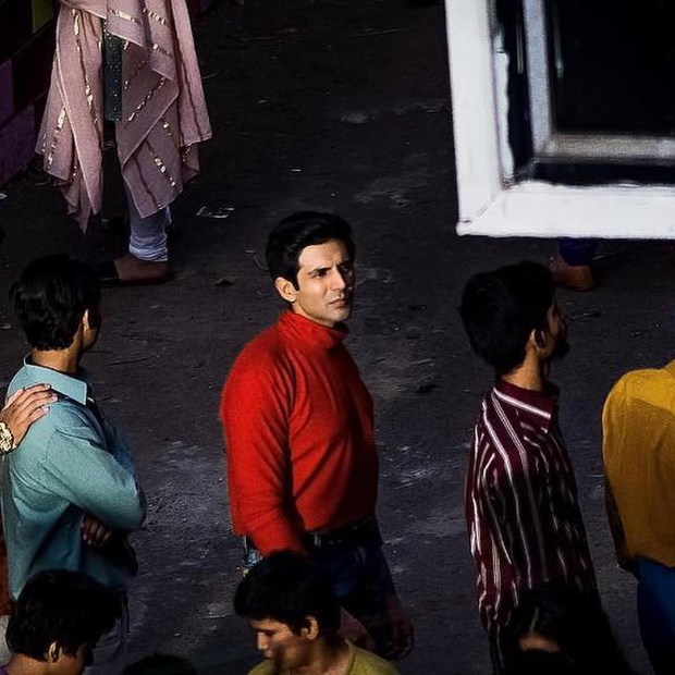 LEAKED PHOTOS: Kartik Aaryan looks handsome in red on the sets of Love Aaj Kal 2 in Mumbai LEAKED PHOTOS: Kartik Aaryan looks handsome in red on the sets of Love Aaj Kal 2 in Mumbai