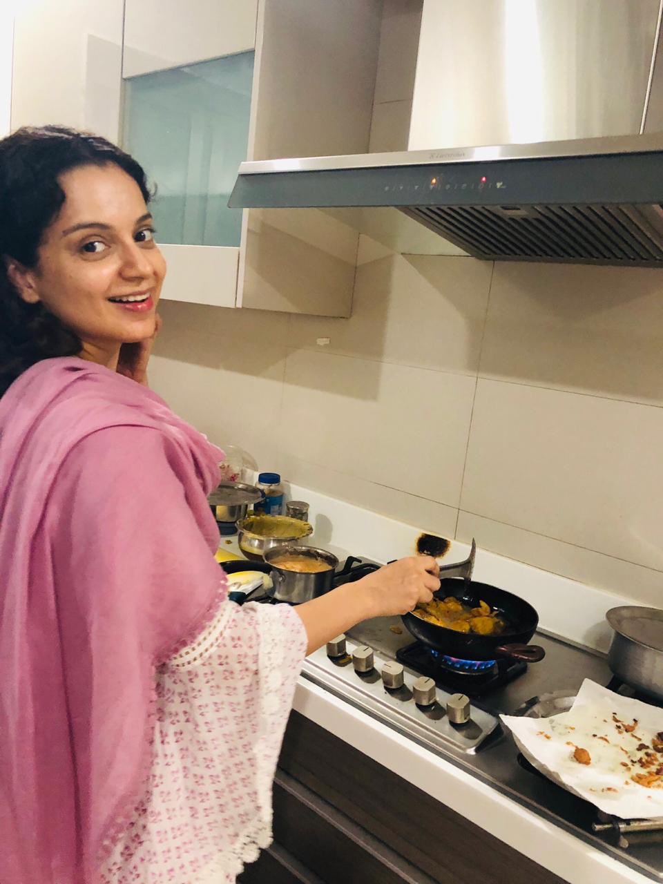 Lok Sabha Election Results 2019 Kangana Ranaut Celebrates Pm Narendra Modis Win With Pakodas 5352