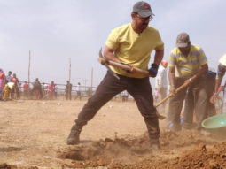 On Maharashtra Day, Aamir Khan does Shramdaan at Satara district
