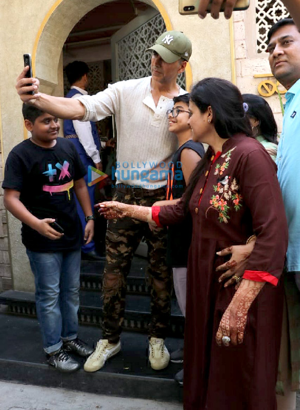 Photos: Akshay Kumar snapped with his family at Bayroute, Juhu