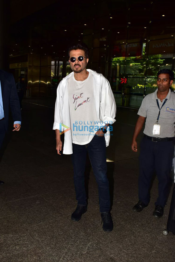 photos kareena kapoor khan saif ali khan vicky kaushal and others snapped at the airport3