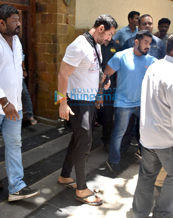 photos rakesh roshan john abraham and vatsal sheth at ajay devgns house 4