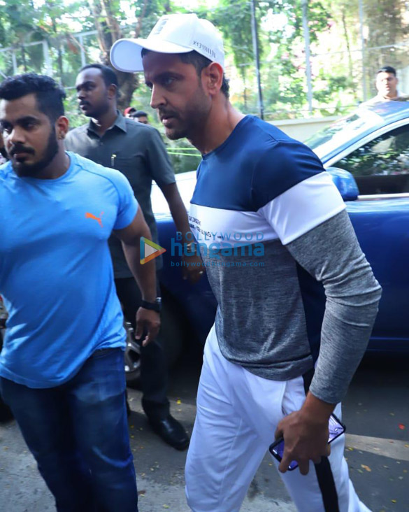 photos rakesh roshan john abraham and others at ajay devgns house 002