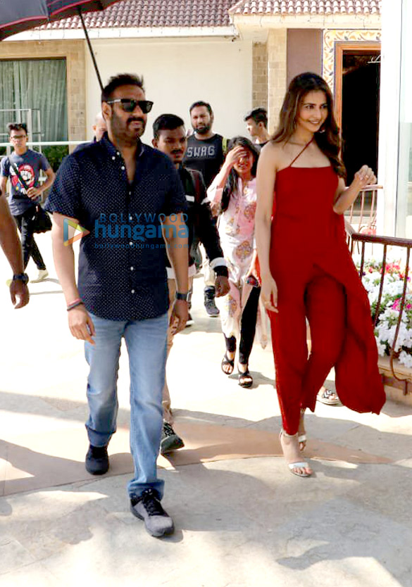 photos rakul preet singh and ajay devgn snapped in juhu 2