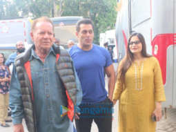 Photos: Salman Khan, Salim Khan and Alvira snapped promoting Bharat at Mehboob studios Photos: Salman Khan, Salim Khan and Alvira snapped promoting Bharat at Mehboob studios