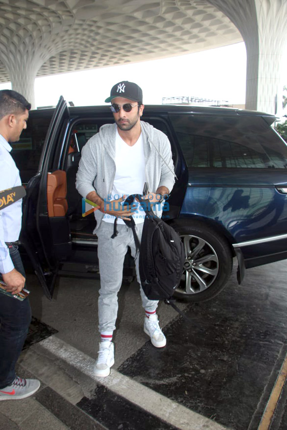 photos shahid kapoor sanya malhotra alia bhatt and others snapped at the airport 1