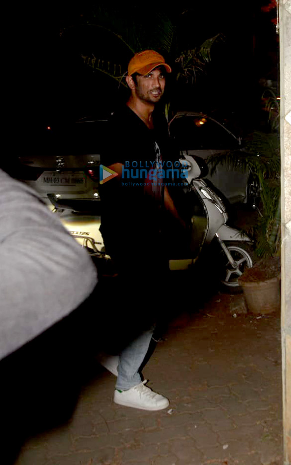 rhea chakraborty and sushant singh rajput snapped in bandra 4
