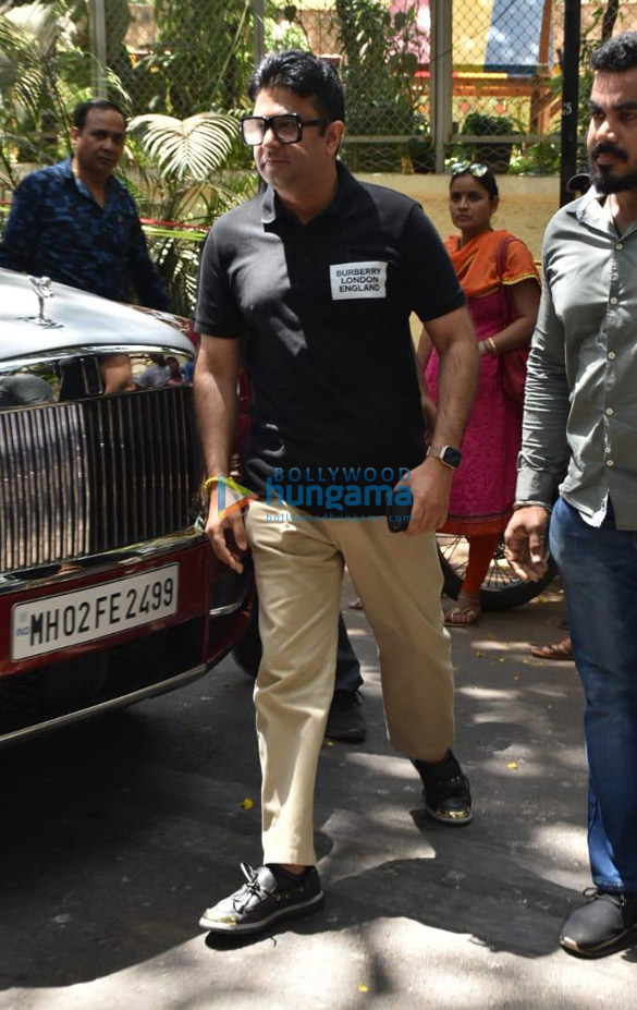 saif ali khan and bhushan kumar at ajay devgns house 6