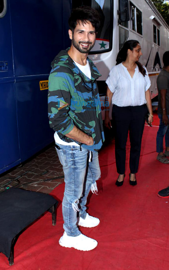 shahid kapoor and vicky kaushal snapped with neha dhupia on the sets of bffs with vogue season 3 1