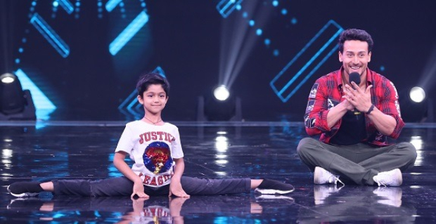 Shilpa Shetty's son Viaan Raj Kundra does cartwheel with his idol Tiger Shroff on Super Dancer Chapter 3
