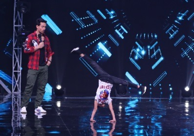 Shilpa Shetty's son Viaan Raj Kundra does cartwheel with his idol Tiger Shroff on Super Dancer Chapter 3