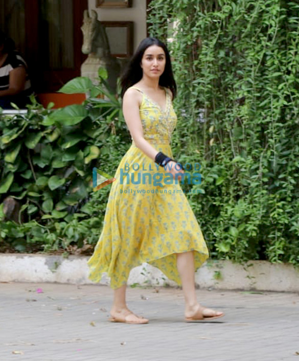 shraddha kapoor snapped at maddock films office in bandra 2