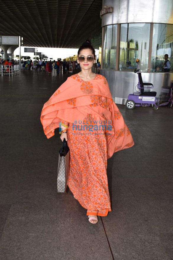 sidharth malhotra kiara advani malaika arora and others snapped at the airport 001