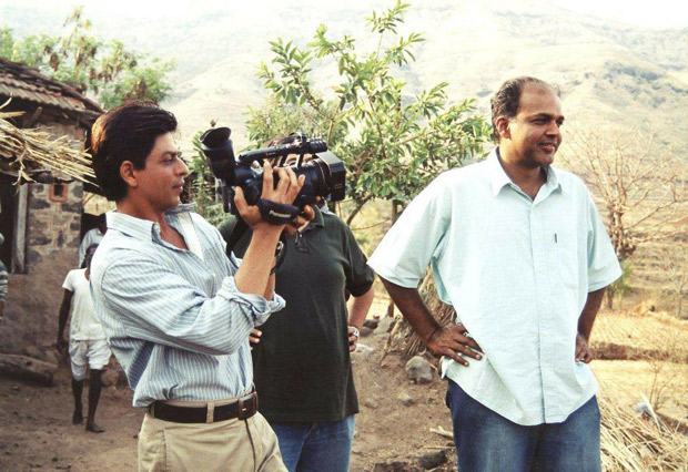 THROWBACK THURSDAY – This photo of Shah Rukh Khan turning director for Ashutosh Gowariker on the sets of Swades will make you nostalgic!