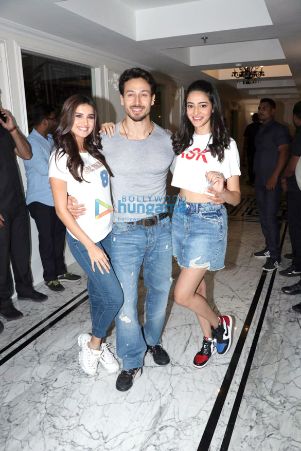 tiger shroff tara sutaria and ananya panday spotted at le reve in bandra 1