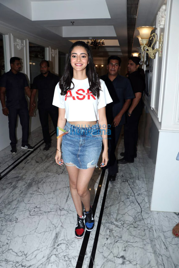 tiger shroff tara sutaria and ananya panday spotted at le reve in bandra 5