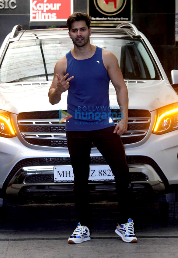 Photos: Varun Dhawan and Jacqueline Fernandez spotted at the gym Photos: Varun Dhawan and Jacqueline Fernandez spotted at the gym