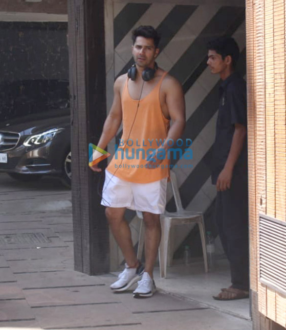 varun dhawan spotted at the gym in juhu 1 5