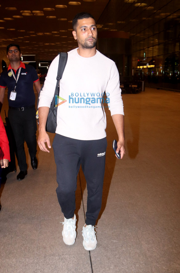 vicky kaushal and radhika apte snapped at the airport 3