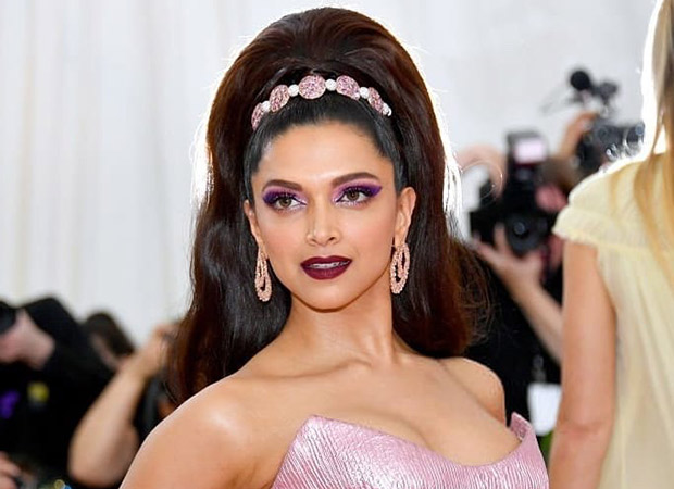 Deepika Padukone enjoying a bicycle ride with a childlike smile in New York will make you wanna be a child again! (watch video) 