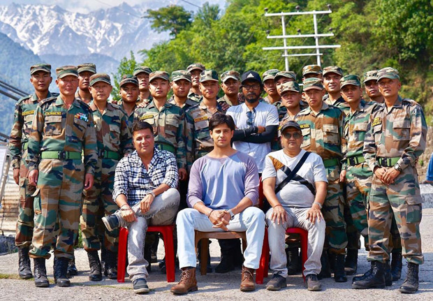 Sidharth Malhotra and the team of Shershaah share this frame-worthy photo with the Gurkha Rifle Regiment, all the way from Palampur! 