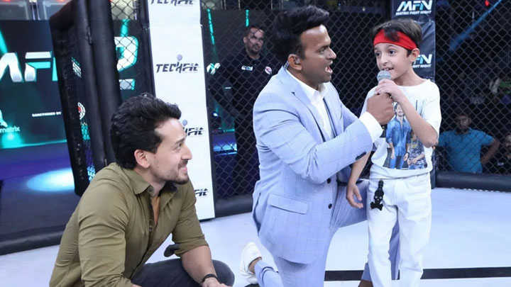 ADORABLE: Tiger Shroff’s faceoff with a young fan at MFN2 night in Delhi | Jackie Shroff
