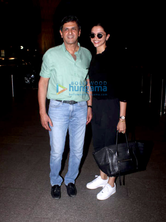 deepika padukone snapped at the airport 1 7