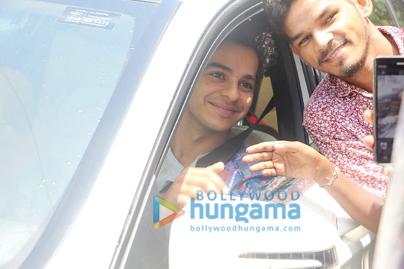 ishaan khatter snapped at a signal in bandra 2