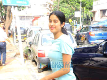 Photos: Janhvi Kapoor snapped in Andheri