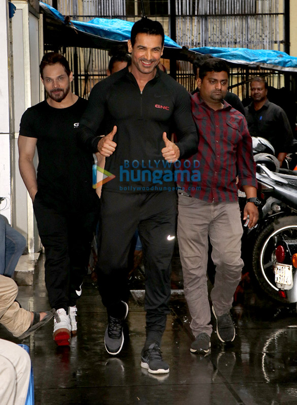 john abraham snapped in khar 2