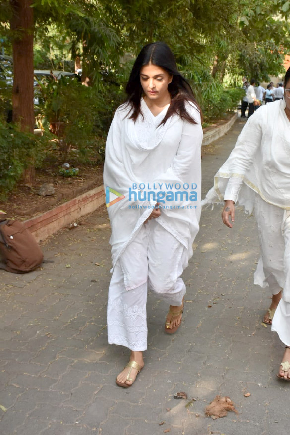 photos amitabh bachchan and aishwarya rai bachchan attend the late sheetal jains funeral at pawan hans crematorium 3