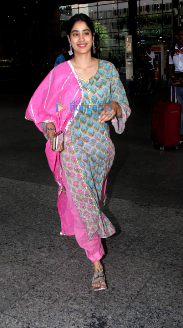 photos deepika padukone janhvi kapoor and varun dhawan snapped at the airport 5