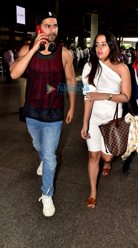 photos deepika padukone janhvi kapoor and varun dhawan snapped at the airport 6